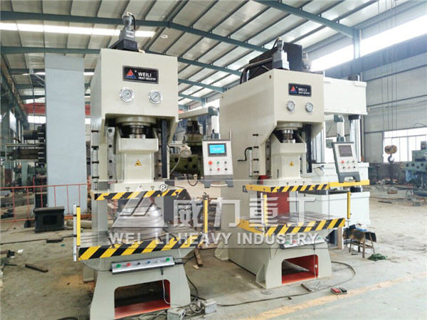 數(shù)控液壓沖床加工車間