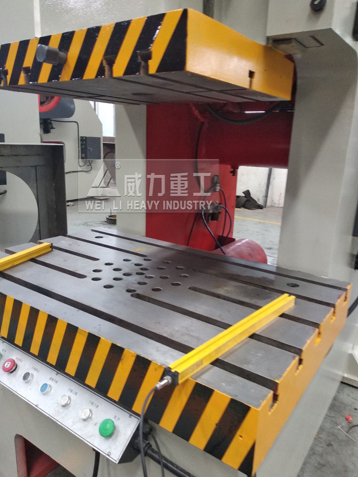 沖床工作臺(tái)細(xì)節(jié)展示