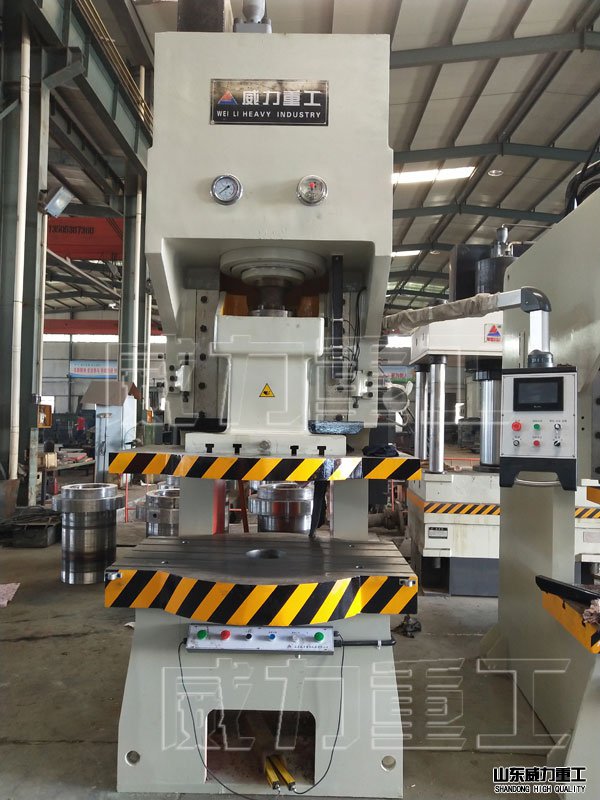 山東威力重工液壓沖床加工車間