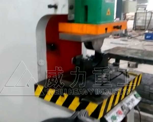 液壓沖床加工生產抱箍的現場