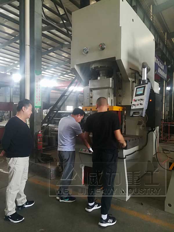 液壓沖床車間調試中